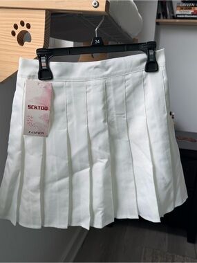 White pleated skirt with built-in shorts